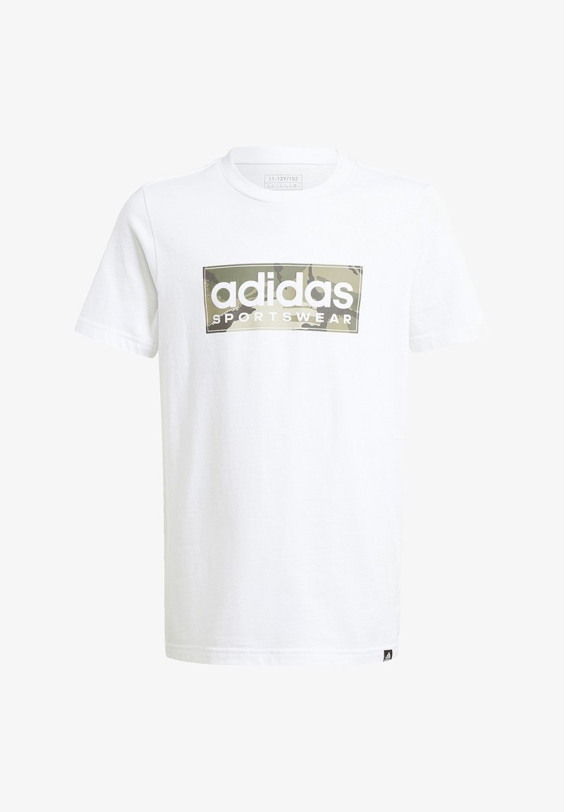 T-shirt in cotone bianco con una grafica camouflage rettangolare verde e beige, con testo "adidas" e "SPORTSWEAR" in bianco. Maniche corte.