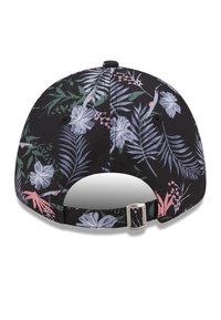 Schwarze Kappe mit einem lebhaften Blumenmuster aus grünen Blättern und pinken Akzenten. Auf der Rückseite befindet sich ein verstellbarer Metallverschluss zur Größenanpassung.