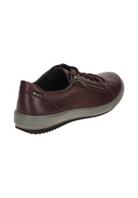 Bordeauxfarbene Leder-Sneaker mit silbernem Reißverschluss-Detail, einer grauen Gummisohle und strukturiertem Zehenbereich. Verfügt über ein niedriges Design für legere Anlässe.