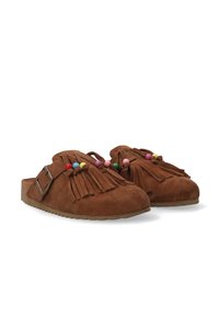 Brune suede mules med frynse detaljer, farverige træperler og en metal spænde accent. Struktureret overdel og flad sål design.
