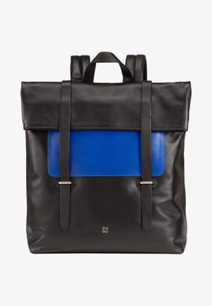 Sac à dos en cuir noir avec un panneau avant bleu, doté de deux bretelles et d'un matériel en argent. Texture lisse avec un design à rabat.