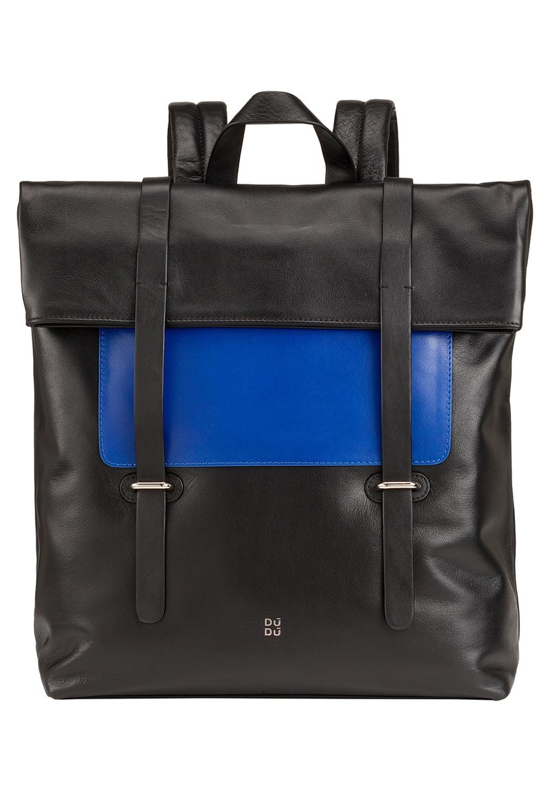 Mochila de cuero negra con un panel frontal azul, que cuenta con dos correas y herrajes plateados. Textura suave con un diseño de tapa plegable.