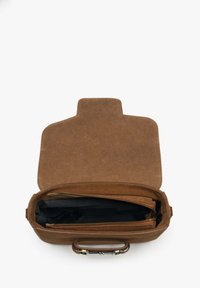 Brązowa torba zamszowa o uporządkowanym kształcie, wyposażona w górny uchwyt i czarną tekstylną wnętrze z wieloma przegrodami na zamek.