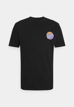 Camiseta negra de manga corta con un pequeño logo redondo en naranja y púrpura de "Santa Cruz" en el lado superior izquierdo del pecho.