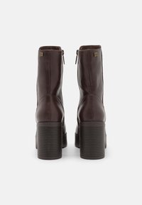 mtng SIXTIES - Ankelboots med høye hæler - napiri moka