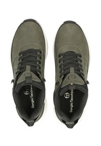 Grønne semskede sneakers med sorte stoffer, teksturerede snørebånd, hvid gummi sål og logodetalje på tungen. Topvinkel.