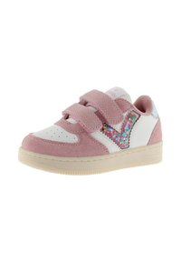 Scarpe da ginnastica per bambini piccoli in rosa e bianco, realizzate in pelle scamosciata e materiali sintetici, con chiusure a strappo e dettaglio logo 'V' multicolore e glitterato.
