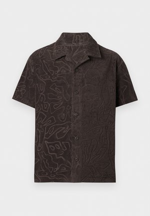 Lühikeste varrukatega tumepruun nööpidega särk, millel on tekstuuriga abstraktsed lillemustrid ja telklaagri krae, eksponeeritud lamedal pinnal.