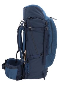 Niebieski plecak z tkaniny z wieloma paskami, dużą główną komorą, zewnętrznymi kieszeniami i wyściełanym pasem biodrowym dla komfortu.