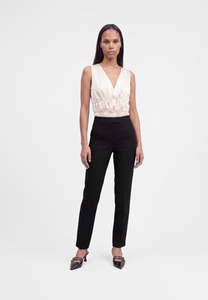 Vero Moda Petite, VMMAGNOLIA TAPERED PANT - Панталони - black