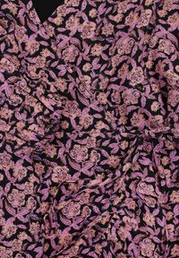 Zwarte stof met een bloemmotief met paarse en gouden bloemen, met gestructureerde bladeren en geplooide details bij de taille.