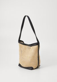 Sac en paille tissé avec des détails en cuir noir, doté d'une seule bandoulière et d'un design à ouverture supérieure. Forme rectangulaire avec une surface texturée.