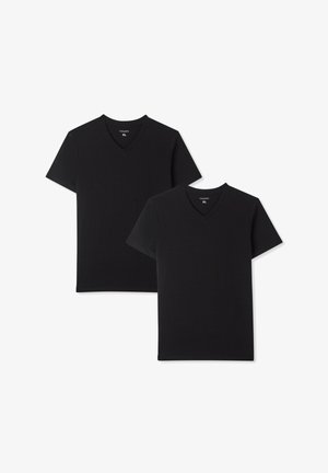 Due t-shirt nere con scollo a V, realizzate in tessuto liscio, con maniche corte e vestibilità regolare. L'etichetta indica la taglia XL.