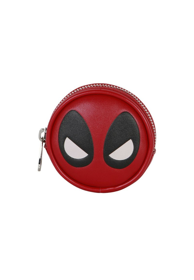 Billetera circular roja con un diseño texturizado, acentos en blanco y negro que asemejan un personaje, y con un cierre de cremallera plateado.