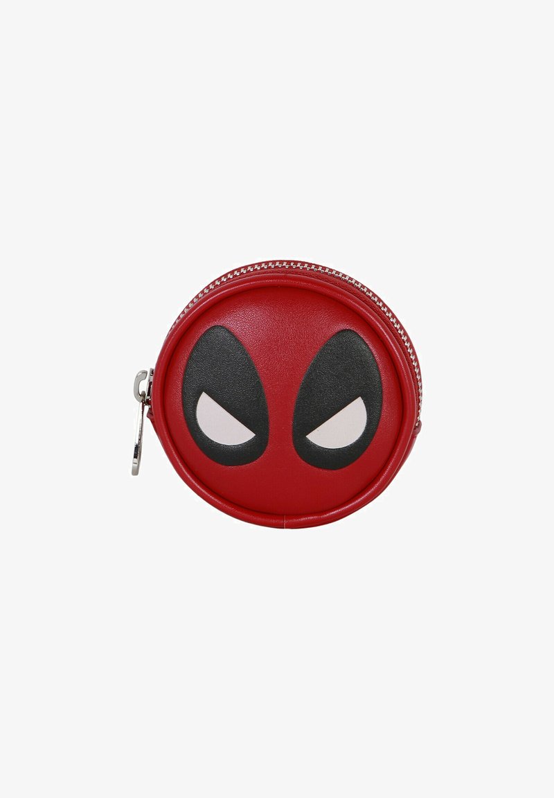 Billetera circular roja con un diseño texturizado, acentos en blanco y negro que asemejan un personaje, y con un cierre de cremallera plateado.