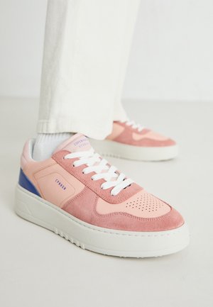 CPH75  - Trainers - peach