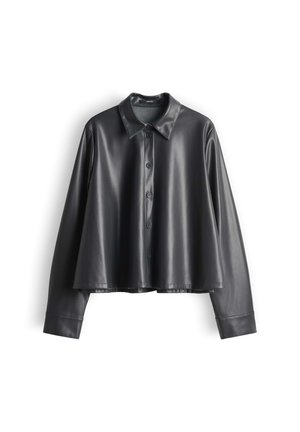 Chemise à manches longues en simili cuir noir avec col et boutons sur le devant, présentée à plat sur un fond blanc.
