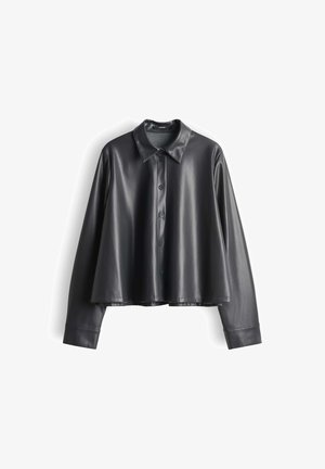Chemise à manches longues en simili cuir noir avec col et boutons sur le devant, présentée à plat sur un fond blanc.