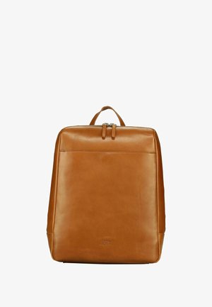 Sac à dos en cuir tan avec une forme plate, une poignée supérieure et une fermeture à double zip. Design minimaliste avec un logo en relief discret à l'avant.