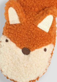 Orange-farbener, fuchsähnlicher Plüsch mit strukturiertem Fell, weißen Stoffohren und einer cremefarbenen Schnauze mit braunen gestickten Details.