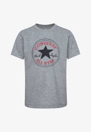 Šedé bavlněné tričko s kulatým potiskem, na kterém je černá hvězda, červený text "Converse" a nápis "Chuck Taylor All Star". Krátké rukávy.
