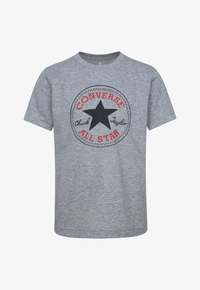 T-shirt in cotone grigio con una grafica circolare che presenta una stella nera, testo rosso "Converse" e lettering "Chuck Taylor All Star". Maniche corte.