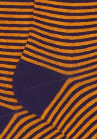 Calze a righe di colore viola scuro e arancione, con linee orizzontali, texture a coste e punta rinforzata per una maggiore durata.