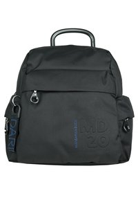 Zaino nero realizzato in tessuto testurizzato, dotato di numerose cerniere, tasche laterali e una maniglia superiore. Logo distintivo in blu.