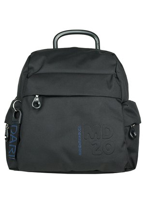 Zaino in tessuto nero con superficie testurizzata, dotato di manico superiore, tasca frontale con cerniera, tasche laterali e dettagli di marca blu.