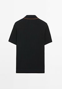 Polo a maniche corte nera con coste verticali, colletto classico e un sottile accento marrone lungo il colletto. Materiale testurizzato.