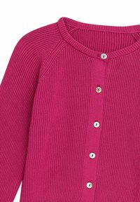Rippstrick-Pinkes Cardigan mit rundem Ausschnitt und fünf weißen Knöpfen auf der Vorderseite. Der Stoff hat eine weiche, strukturierte Optik.