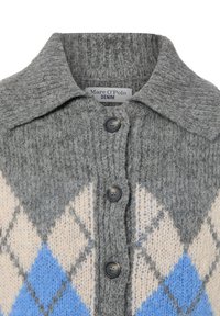 Grauer Strickcardigan mit Kragen und einem Rautenmuster in Blau, Beige und Grau. Schwarze Knöpfe verleihen der Vorderseite zusätzliche Akzente.