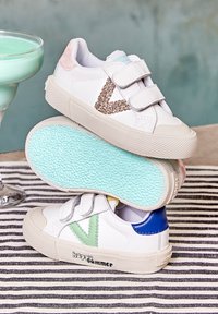 Victoria Shoes TRIBU TIRAS EFECTO PIEL - Chaussures premiers pas - verde