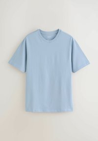 Světle modré bavlněné tričko s krátkými rukávy a kulatým výstřihem. Hladká textura, minimalistický design a žádné viditelné vzory nebo akcenty.