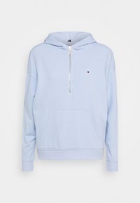 Sudadera azul claro, mezcla de algodón, cuenta con media cremallera, bolsillo tipo canguro y un pequeño logotipo en el pecho. Mangas largas y puños acanalados.