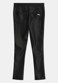 Črne hlače iz umetnega usnja z gladko teksturo, ki imajo dva zadnja žepa in skrito zadrgo. Elastičen pas za udobje.