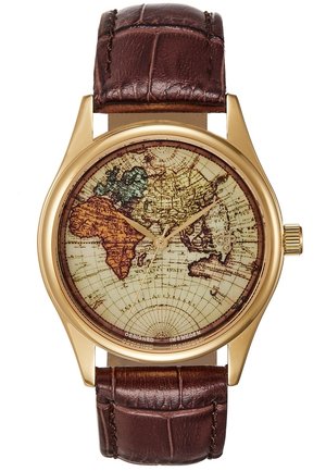 Montre en or avec bracelet en cuir marron, cadran avec une carte du monde vintage, équipée d'aiguilles pour les heures, les minutes et les secondes.