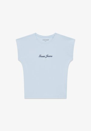 Világoskék póló, kerek nyakkivágással és széles rövid ujjakkal. A "Guess Jeans" logó tengerészkék színben, alatta csillagmintával hímezve.