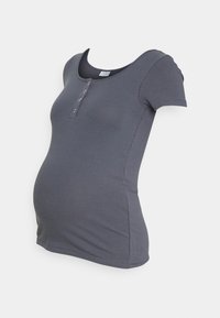 Top de maternidad de manga corta con canalé en gris oscuro, con escote en forma de U y tres pequeños botones en el pecho, sobre un fondo blanco liso.