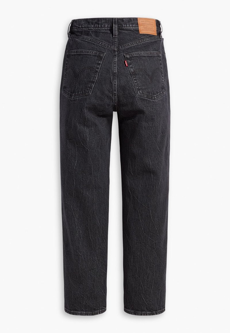 Jean en denim noir avec une coupe décontractée, présentant une taille haute, des jambes droites, deux poches arrière et une étiquette en cuir à la taille.