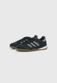 adidas Originals GAZELLE SALA UNISEX - Tenisky - core black/grey three/gum