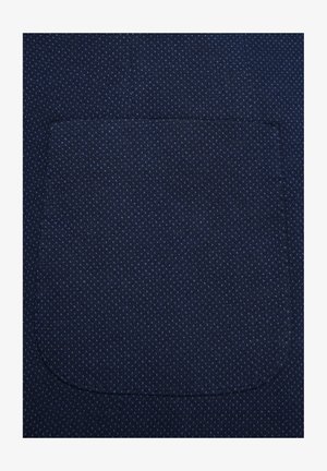 Granatowy materiał z subtelnym wzorem diamentowym; posiada zakrzywioną kieszeń z przeszytymi brzegami, tworzącą teksturowany wzór.