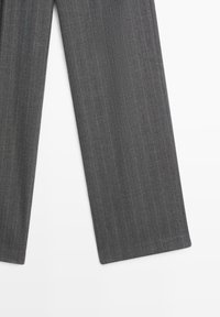 Pantaloni grigi a righe sottili con un design su misura, gamba dritta e una texture liscia. Gli accenti finali includono sottili fili colorati.