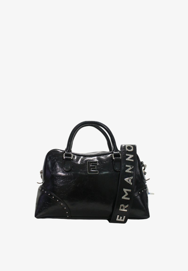 Borsa a tracolla nera in materiale sintetico con finitura lucida, caratterizzata da dettagli in argento, logo "E", particolari con borchie e una tracolla removibile con il testo "ERMANNO".