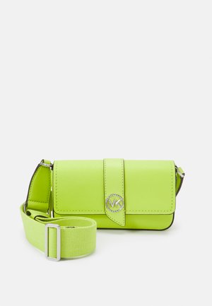 Borsa a tracolla verde in pelle sintetica con forma rettangolare, chiusura a scatto magnetico, hardware con logo argentato e tracolla regolabile in tessuto.