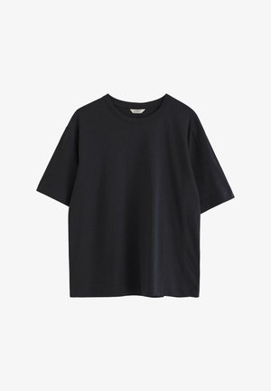 T-shirt preta de algodão com gola redonda, mangas curtas, um corte descontraído e uma textura de tecido suave. Sem padrões ou detalhes visíveis.