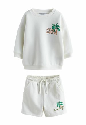 Hvid sweatshirt med teksten "Pool Party" og palmetræsgrafik, kombineret med matchende hvide shorts med palmetræ og teksten "sunset life".