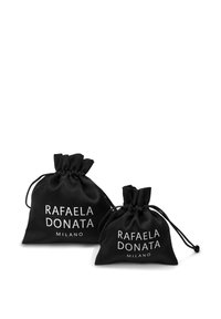 Mustast satiinist valmistatud nöörkott, üks suurem ja teine väiksem, millel on valge trükitud tekst "RAFAELA DONATA MILANO." Sujuv tekstuur ja koondatud ülaosa.