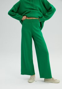Touché Privé SWEATSHIRT TROUSERS KNITTING SET - Sportinis megztinis - green