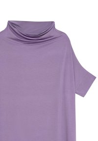 Jasnofioletowa, miękka bluzka z kapturem i krótkimi rękawami. Charakteryzuje się luźnym krojem i gładką strukturą.